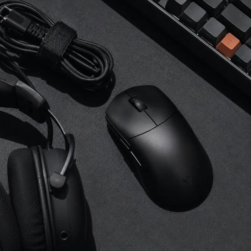 Teclado mecánico y mouse gamer sobre el escritorio del andén competitivo